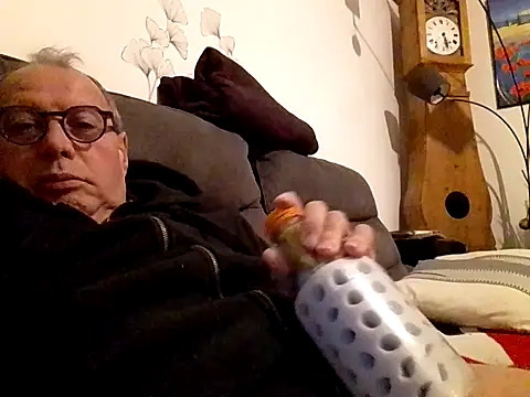 Snapshot of Vince072 chatting on 10-13-25, 05:07 Vince072 online show from 10-13-25, 05:07