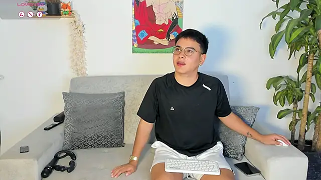 Snapshot of Young_Ben chatting on 10-08-25, 12:30 Young Ben online show from 10-08-25, 12:30