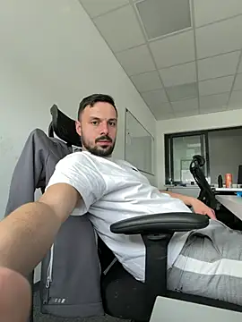 yourdreamboy17 online show from 04-10-26, 02:44