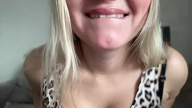 Snapshot of MonicaSweett chatting on 10-16-25, 05:52 MonicaSweett online show from 10-16-25, 05:52