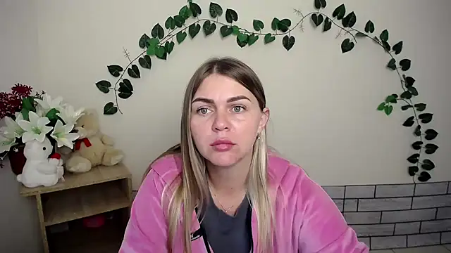 Snapshot of Magic_Katarina_ chatting on 09-15-25, 06:35 Magic Katarina  online show from 09-15-25, 06:35