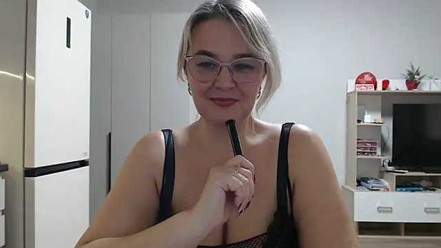 Snapshot of EleanoraDream chatting on 04-24-26, 09:01 EleanoraDream online show from 04-24-26, 09:01