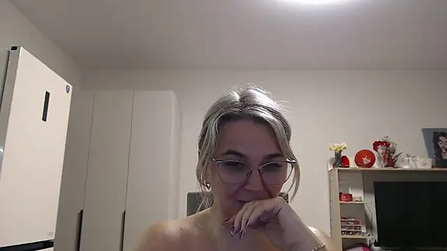 Snapshot of EleanoraDream chatting on 05-09-26, 05:18 EleanoraDream online show from 05-09-26, 05:18