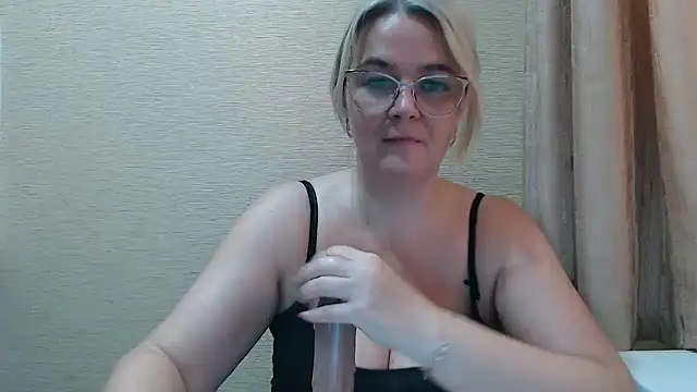 Snapshot of EleanoraDream chatting on 06-16-26, 12:41 EleanoraDream online show from 06-16-26, 12:41