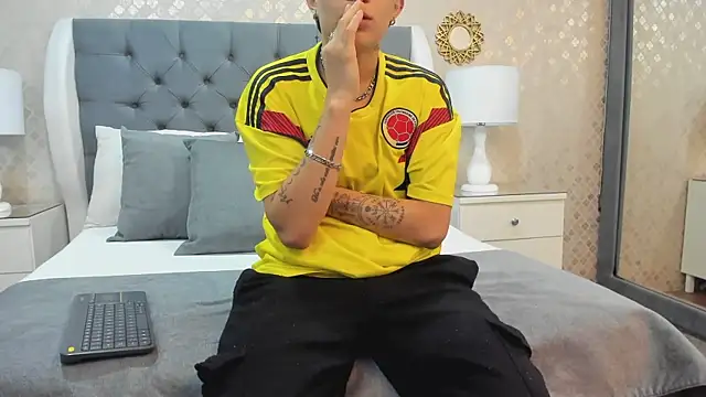 ZoeKrug online show from 10-02-25, 11:39