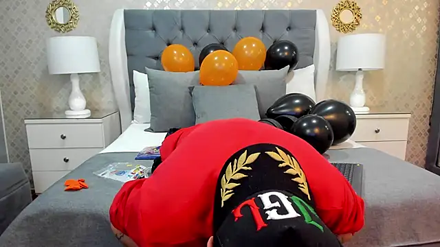 ZoeKrug online show from 10-14-25, 07:25