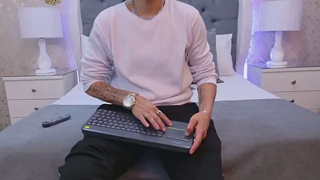 ZoeKrug online show from 11-24-25, 08:52