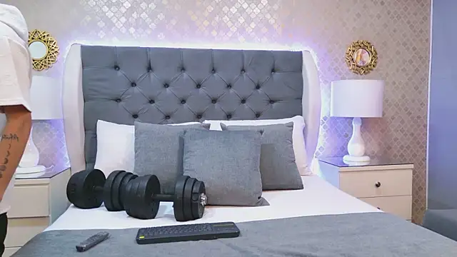 ZoeKrug online show from 12-17-25, 11:49