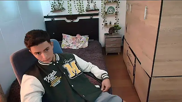 Snapshot of santii_ss chatting on 06-01-26, 04:09 santii ss online show from 06-01-26, 04:09
