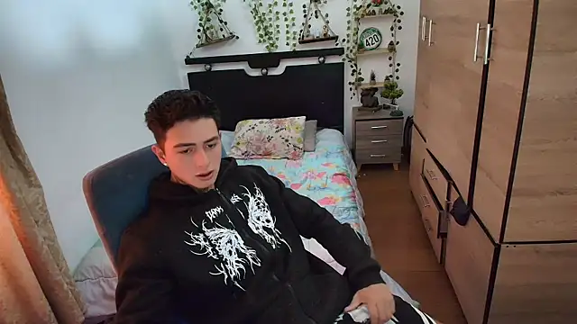 Snapshot of santii_ss chatting on 07-02-26, 04:13 santii ss online show from 07-02-26, 04:13