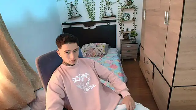 Snapshot of santii_ss chatting on 07-08-26, 01:48 santii ss online show from 07-08-26, 01:48
