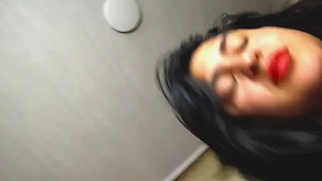 Snapshot of EmilyNoir1 chatting on 09-19-25, 10:21 EmilyNoir1 online show from 09-19-25, 10:21