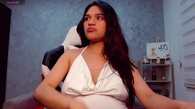 Snapshot of Roxxi_2110 chatting on 10-28-25, 02:15 Roxxi 2110 online show from 10-28-25, 02:15