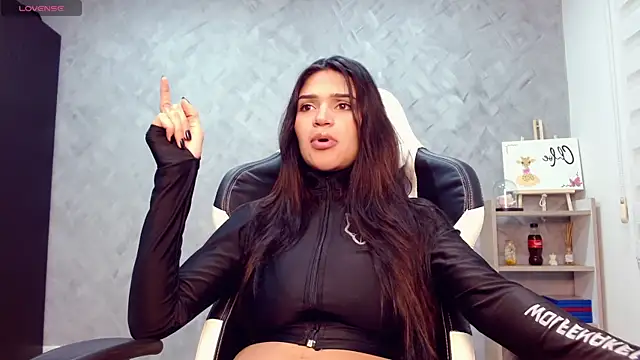 Snapshot of Roxxi_2110 chatting on 11-29-25, 03:31 Roxxi 2110 online show from 11-29-25, 03:31