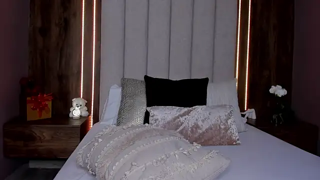 Snapshot of LucySalvatore_ chatting on 05-16-26, 12:29 LucySalvatore online show from 05-16-26, 12:29