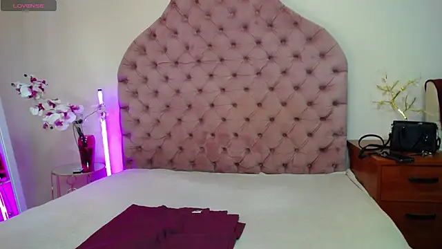 Snapshot of _Agata_ chatting on 05-10-26, 06:18 Agata online show from 05-10-26, 06:18