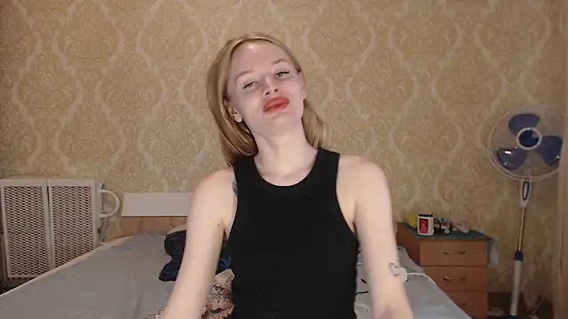Snapshot of Kitkaat00 chatting on 05-31-26, 10:22 Kitkaat00 online show from 05-31-26, 10:22
