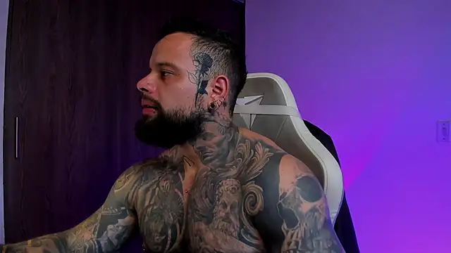 Snapshot of natevillage chatting on 10-04-25, 10:08 natevillage online show from 10-04-25, 10:08