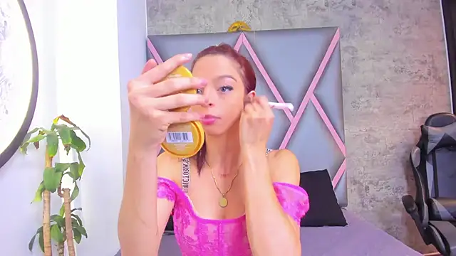 Quee Sophine online show from 12-17-25, 07:42