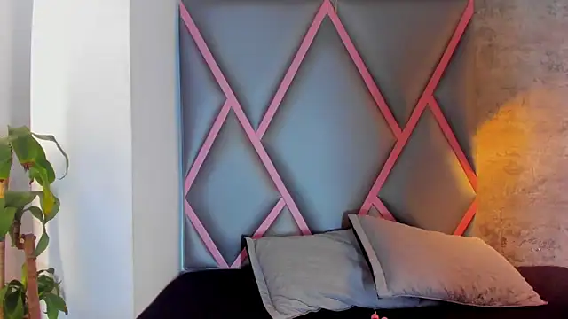 Quee Sophine online show from 12-19-25, 07:43