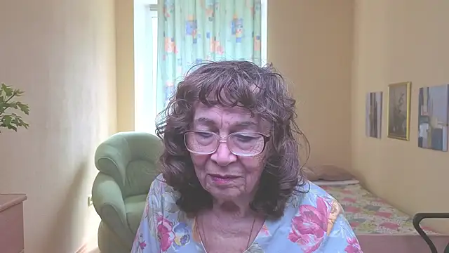 Snapshot of Betty_Brick chatting on 04-26-26, 09:29 Betty Brick online show from 04-26-26, 09:29