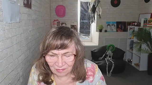 Snapshot of Betty_Brick chatting on 05-21-26, 02:13 Betty Brick online show from 05-21-26, 02:13