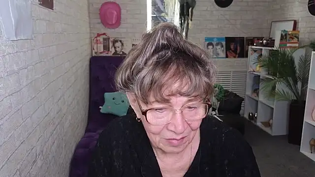 Snapshot of Betty_Brick chatting on 05-24-26, 03:17 Betty Brick online show from 05-24-26, 03:17