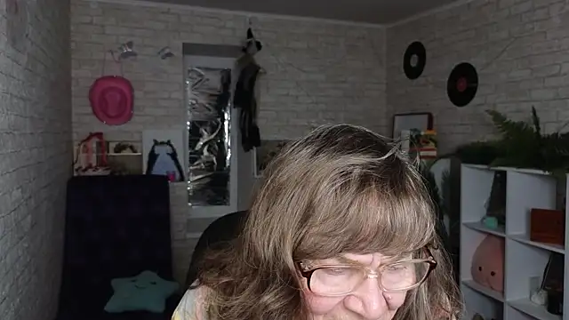 Betty Brick online show from 05-26-26, 03:52