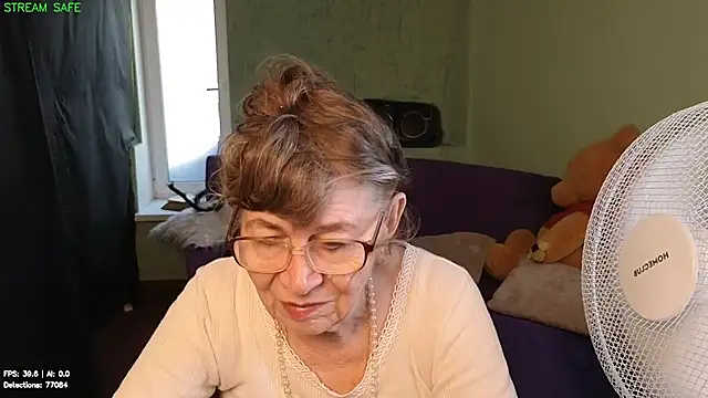 Betty Brick online show from 07-25-26, 04:04