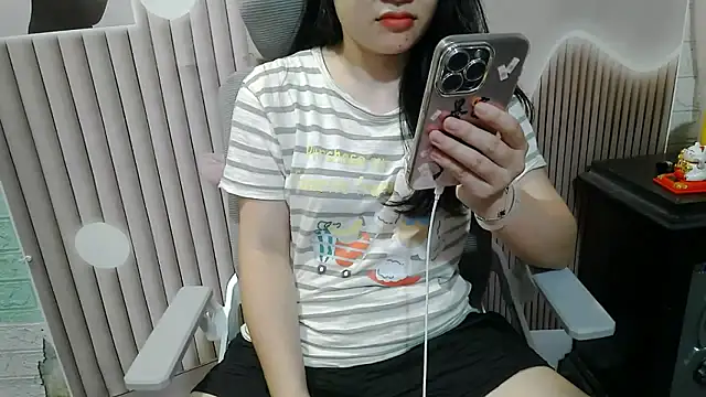 Snapshot of Emachiii chatting on 09-28-25, 04:29 Emachiii online show from 09-28-25, 04:29