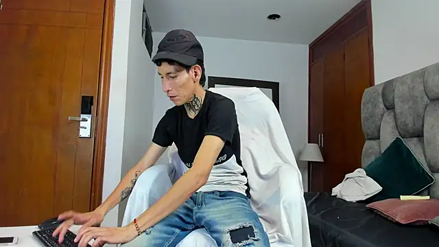 Snapshot of Davide_444 chatting on 10-11-25, 01:16 Davide 444 online show from 10-11-25, 01:16