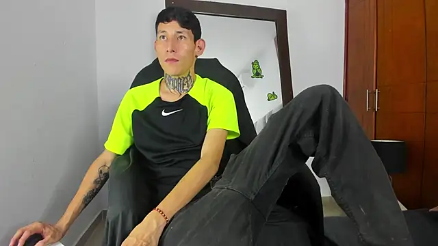 Snapshot of Davide_444 chatting on 10-12-25, 03:49 Davide 444 online show from 10-12-25, 03:49
