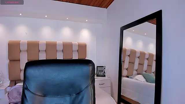 AidaJones online show from 10-30-25, 03:02