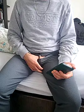 Snapshot of esmerkralkobra chatting on 11-15-25, 10:01 esmerkralkobra online show from 11-15-25, 10:01