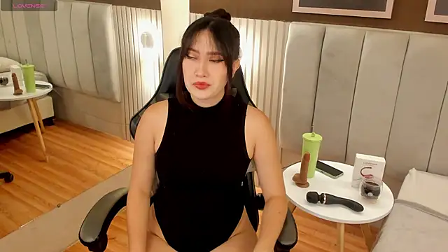 Snapshot of Skyyle_ chatting on 04-23-26, 12:51 Skyyle online show from 04-23-26, 12:51