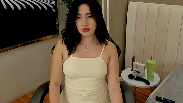 Snapshot of Skyyle_ chatting on 06-17-26, 01:12 Skyyle online show from 06-17-26, 01:12