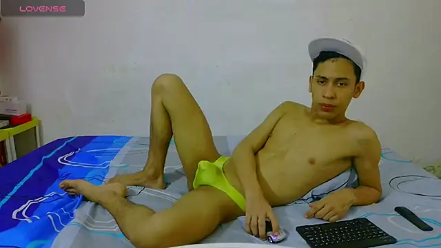 Snapshot of dylan_apol0 chatting on 04-12-26, 10:37 dylan apol0 online show from 04-12-26, 10:37