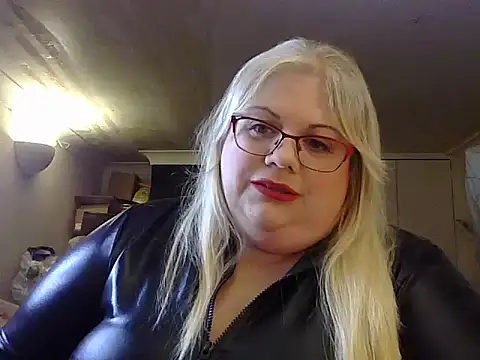 Kinkyhousewife83 online show from 09-27-25, 04:23