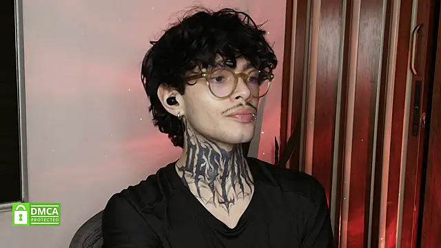 Snapshot of Mihail_leroy chatting on 02-21-26, 02:01 Mihail leroy online show from 02-21-26, 02:01