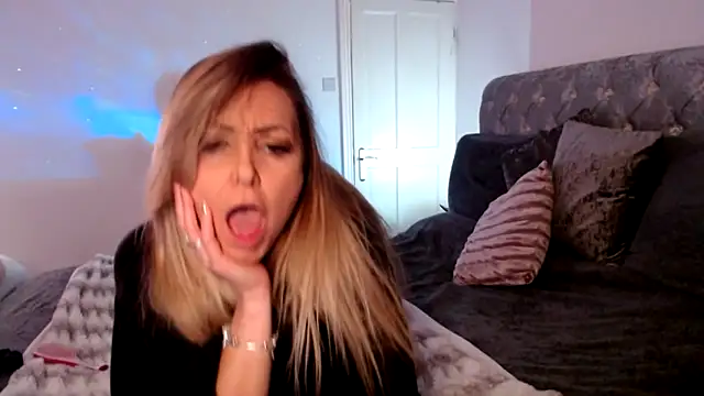 AngeleyesUK online show from 10-25-25, 01:13