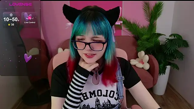 Snapshot of CoralineYoung chatting on 10-24-25, 05:15 CoralineYoung online show from 10-24-25, 05:15