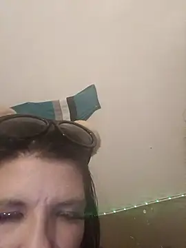 Snapshot of Neveah1 chatting on 11-18-25, 07:13 Neveah1 online show from 11-18-25, 07:13