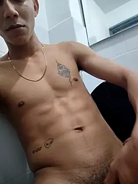 Snapshot of Davig4 chatting on 10-08-25, 03:59 Davig4 online show from 10-08-25, 03:59