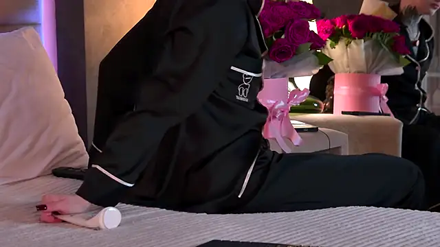 Snapshot of AriWild chatting on 11-26-25, 04:35 AriWild online show from 11-26-25, 04:35