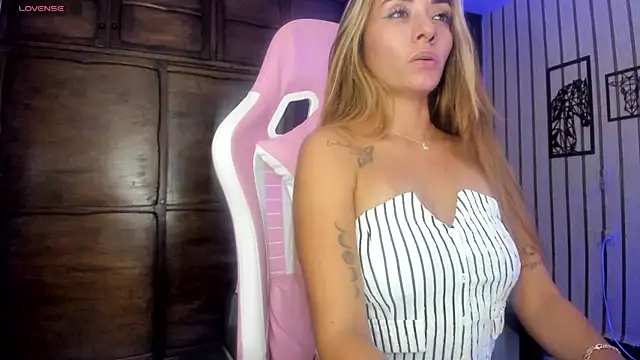 Luisa Red online show from 04-15-26, 02:29