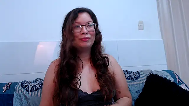 Snapshot of zoewhite2 chatting on 12-01-25, 02:11 zoewhite2 online show from 12-01-25, 02:11