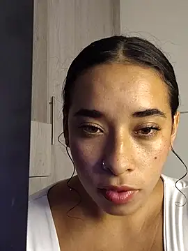 Snapshot of Valenn_fernandez chatting on 04-03-26, 10:41 Valenn fernandez online show from 04-03-26, 10:41