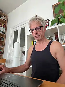 Snapshot of SexyLeon8 chatting on 09-15-25, 09:20 SexyLeon8 online show from 09-15-25, 09:20