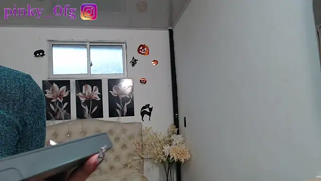 Snapshot of pinky_f00x chatting on 10-16-25, 10:00 pinky f00x online show from 10-16-25, 10:00