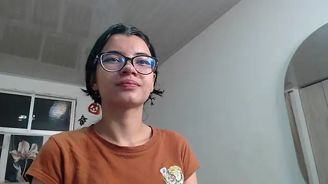 Snapshot of pinky_f00x chatting on 10-17-25, 11:40 pinky f00x online show from 10-17-25, 11:40